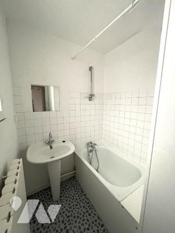  DEUX MAISONS mitoyennes avec cour et grandes dépendances au cœur de BALLON ST MARS