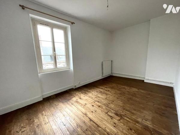  DEUX MAISONS mitoyennes avec cour et grandes dépendances au cœur de BALLON ST MARS