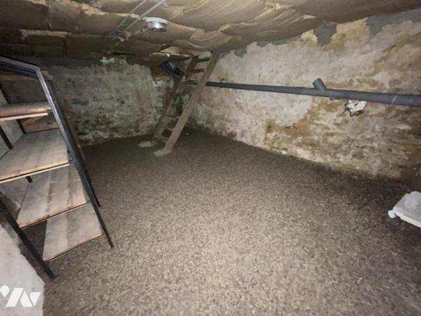  DEUX MAISONS mitoyennes avec cour et grandes dépendances au cœur de BALLON ST MARS