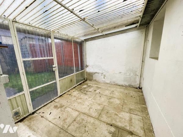  DEUX MAISONS mitoyennes avec cour et grandes dépendances au cœur de BALLON ST MARS