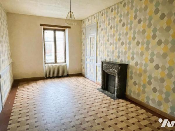  DEUX MAISONS mitoyennes avec cour et grandes dépendances au cœur de BALLON ST MARS