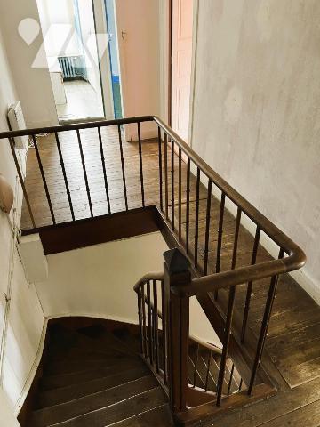  DEUX MAISONS mitoyennes avec cour et grandes dépendances au cœur de BALLON ST MARS