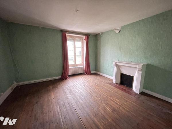  DEUX MAISONS mitoyennes avec cour et grandes dépendances au cœur de BALLON ST MARS