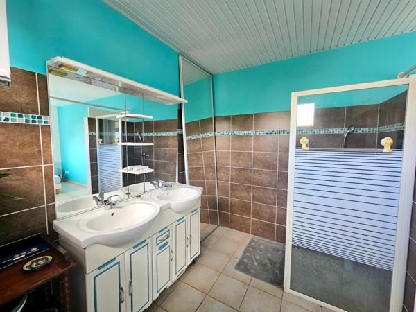 Maison familiale en impasse avec logement indépendant, offrant calme, volumes et fort potentiel d’aménagement ou de rendement locatif.