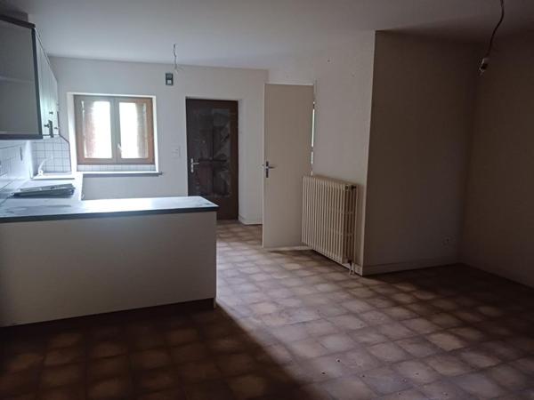 Maison en pierre composé de 2 logements avec dépendances