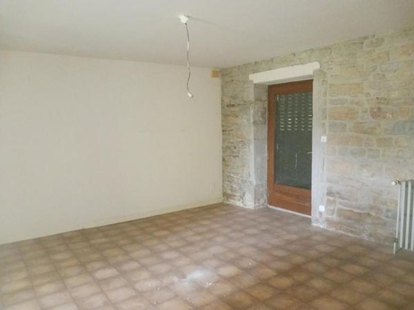 Maison en pierre composé de 2 logements avec dépendances