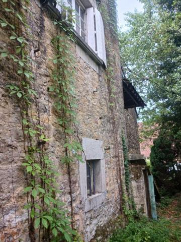 Maison en pierre composé de 2 logements avec dépendances