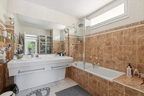 Maison Saint Germain En Laye 8 pièce(s) 183 m2 1 248 000 € **  - Référence  18483