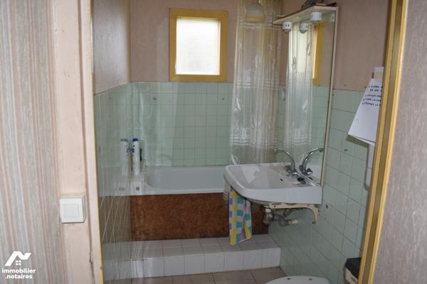 Maison avec dépendances et atelier situés à VILLIERS LE ROUX Terrain de 3500m2