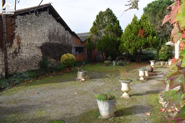 Maison avec dépendances et atelier situés à VILLIERS LE ROUX Terrain de 3500m2