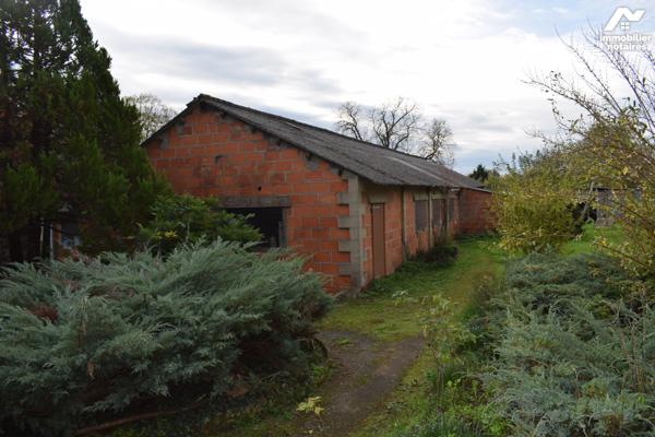 Maison avec dépendances et atelier situés à VILLIERS LE ROUX Terrain de 3500m2