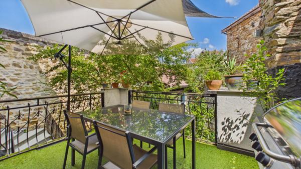 Maison de ville en pierre 140 m² avec cour intimiste, terrasse 26 m² et stationnement couvert Decazeville