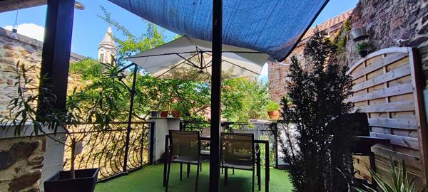 Maison de ville en pierre 140 m² avec cour intimiste, terrasse 26 m² et stationnement couvert Decazeville