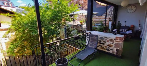 Maison de ville en pierre 140 m² avec cour intimiste, terrasse 26 m² et stationnement couvert Decazeville