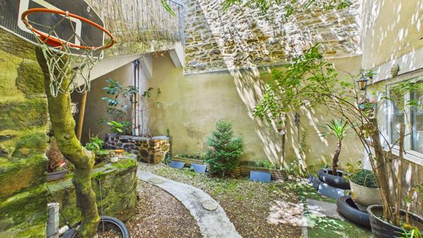 Maison de ville en pierre 140 m² avec cour intimiste, terrasse 26 m² et stationnement couvert Decazeville