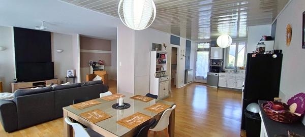 Maison de ville en pierre 140 m² avec cour intimiste, terrasse 26 m² et stationnement couvert Decazeville