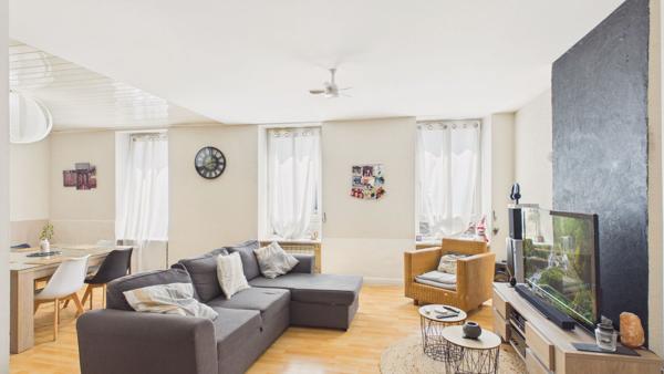 Maison de ville en pierre 140 m² avec cour intimiste, terrasse 26 m² et stationnement couvert Decazeville