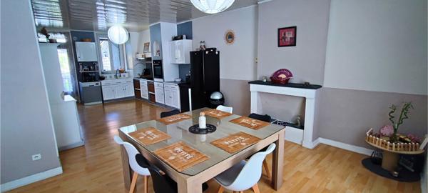 Maison de ville en pierre 140 m² avec cour intimiste, terrasse 26 m² et stationnement couvert Decazeville