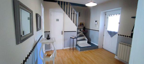 Maison de ville en pierre 140 m² avec cour intimiste, terrasse 26 m² et stationnement couvert Decazeville