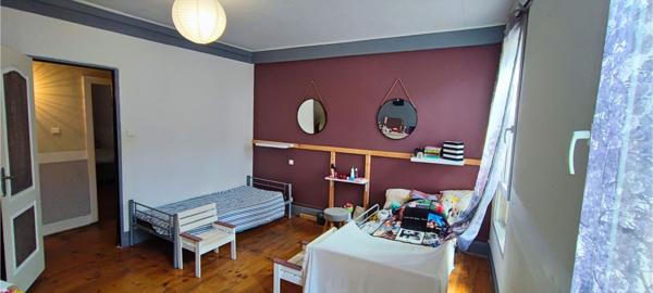 Maison de ville en pierre 140 m² avec cour intimiste, terrasse 26 m² et stationnement couvert Decazeville