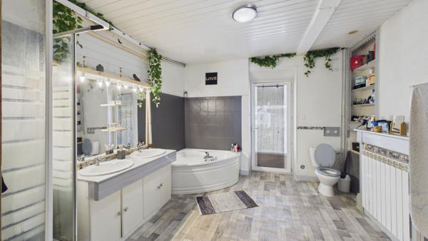 Maison de ville en pierre 140 m² avec cour intimiste, terrasse 26 m² et stationnement couvert Decazeville