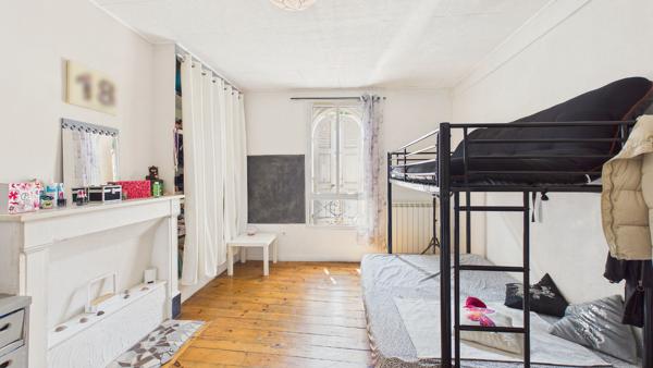 Maison de ville en pierre 140 m² avec cour intimiste, terrasse 26 m² et stationnement couvert Decazeville