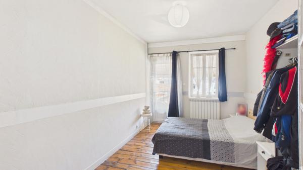 Maison de ville en pierre 140 m² avec cour intimiste, terrasse 26 m² et stationnement couvert Decazeville
