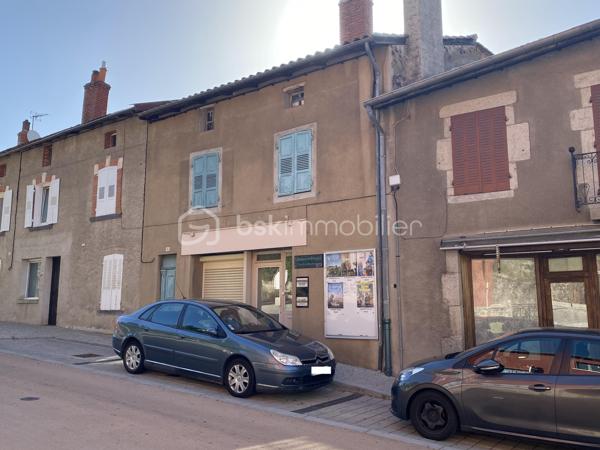 Cette bâtisse de 140 m2, est située dans la rue principale d'Allègre. 
Elle est intéressante, à la fois pour un projet d'habitation, de commerce ou de location. Sa situation en fait un point stratégique. 
La vue sur le Mont bar est sans équivoque, avec un jardin sans vis à vis, situé plein sud.
D'un point de vue structurel, la toiture est en très bon état, double vitrage sur les parties principales, et l'assainissement est collectif.
En fonction de votre projet, il y aura des modifications à faire. Jolie potentiel.