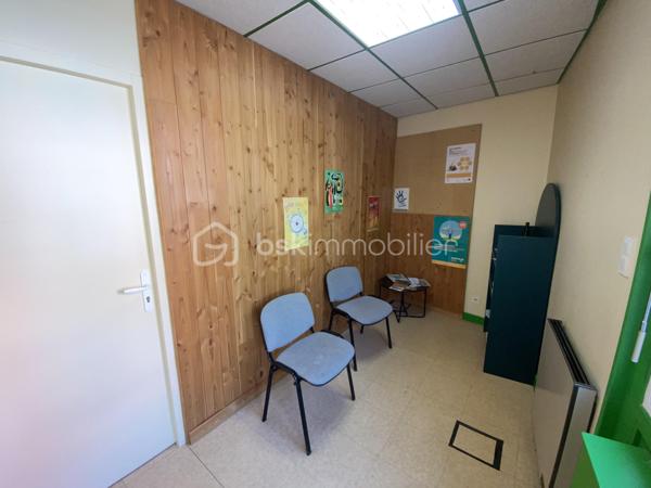 Cette bâtisse de 140 m2, est située dans la rue principale d'Allègre. 
Elle est intéressante, à la fois pour un projet d'habitation, de commerce ou de location. Sa situation en fait un point stratégique. 
La vue sur le Mont bar est sans équivoque, avec un jardin sans vis à vis, situé plein sud.
D'un point de vue structurel, la toiture est en très bon état, double vitrage sur les parties principales, et l'assainissement est collectif.
En fonction de votre projet, il y aura des modifications à faire. Jolie potentiel.