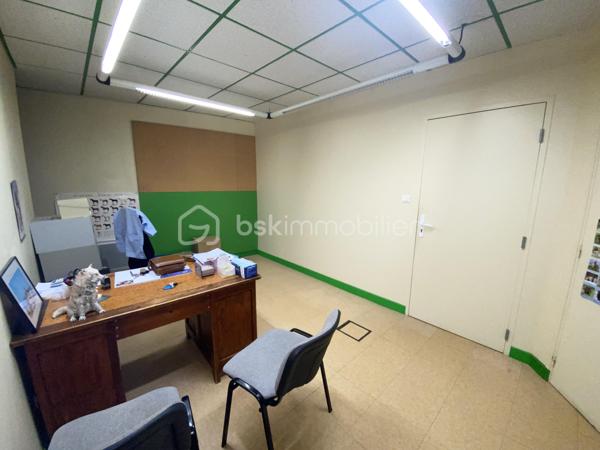 Cette bâtisse de 140 m2, est située dans la rue principale d'Allègre. 
Elle est intéressante, à la fois pour un projet d'habitation, de commerce ou de location. Sa situation en fait un point stratégique. 
La vue sur le Mont bar est sans équivoque, avec un jardin sans vis à vis, situé plein sud.
D'un point de vue structurel, la toiture est en très bon état, double vitrage sur les parties principales, et l'assainissement est collectif.
En fonction de votre projet, il y aura des modifications à faire. Jolie potentiel.
