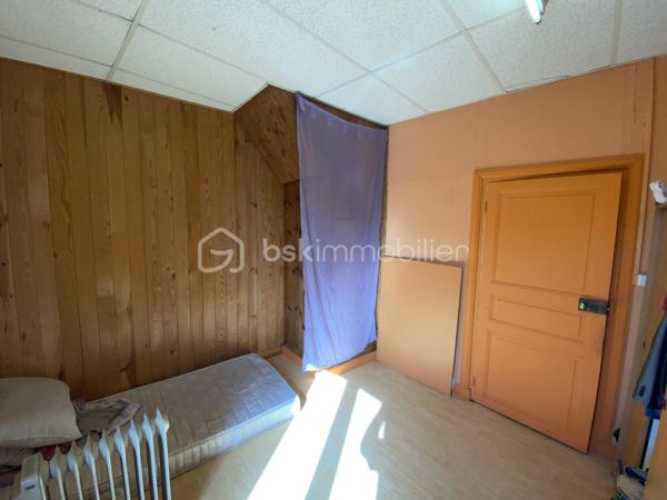 Cette bâtisse de 140 m2, est située dans la rue principale d'Allègre. 
Elle est intéressante, à la fois pour un projet d'habitation, de commerce ou de location. Sa situation en fait un point stratégique. 
La vue sur le Mont bar est sans équivoque, avec un jardin sans vis à vis, situé plein sud.
D'un point de vue structurel, la toiture est en très bon état, double vitrage sur les parties principales, et l'assainissement est collectif.
En fonction de votre projet, il y aura des modifications à faire. Jolie potentiel.
