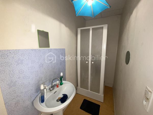 Cette bâtisse de 140 m2, est située dans la rue principale d'Allègre. 
Elle est intéressante, à la fois pour un projet d'habitation, de commerce ou de location. Sa situation en fait un point stratégique. 
La vue sur le Mont bar est sans équivoque, avec un jardin sans vis à vis, situé plein sud.
D'un point de vue structurel, la toiture est en très bon état, double vitrage sur les parties principales, et l'assainissement est collectif.
En fonction de votre projet, il y aura des modifications à faire. Jolie potentiel.