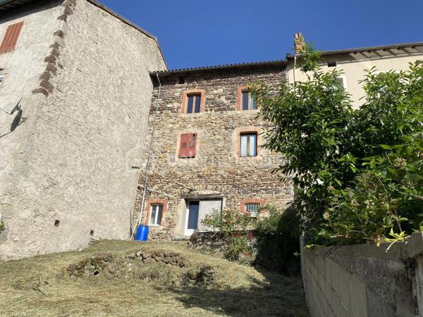 Cette bâtisse de 140 m2, est située dans la rue principale d'Allègre. 
Elle est intéressante, à la fois pour un projet d'habitation, de commerce ou de location. Sa situation en fait un point stratégique. 
La vue sur le Mont bar est sans équivoque, avec un jardin sans vis à vis, situé plein sud.
D'un point de vue structurel, la toiture est en très bon état, double vitrage sur les parties principales, et l'assainissement est collectif.
En fonction de votre projet, il y aura des modifications à faire. Jolie potentiel.