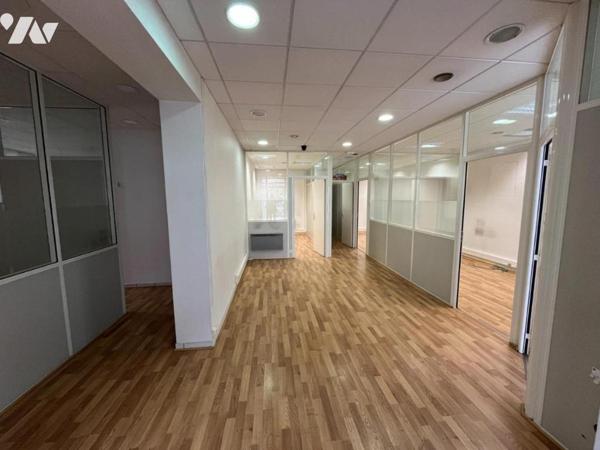 Immeuble de rapport composé de 8 logements, un local commercial, garages et parkings, située en pl