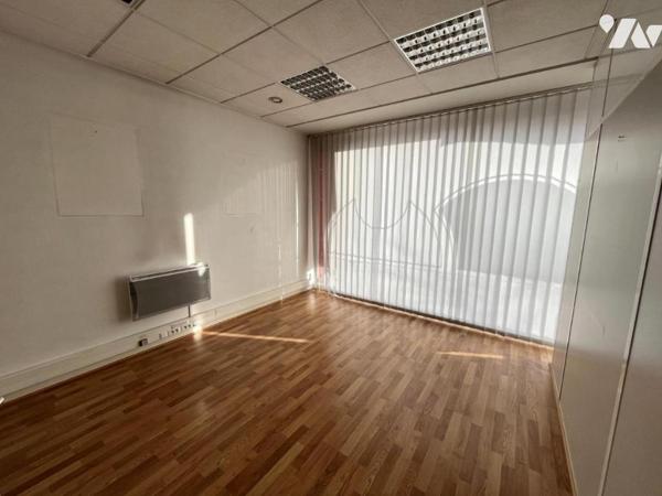 Immeuble de rapport composé de 8 logements, un local commercial, garages et parkings, située en pl