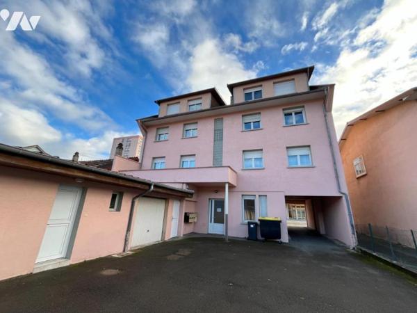 Immeuble de rapport composé de 8 logements, un local commercial, garages et parkings, située en pl