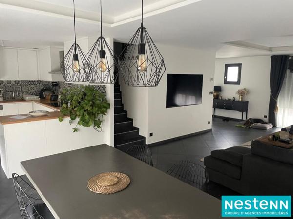 Maison récente à vendre à Vaulx-en-Velin - 4 pièces, 3 chambres dont une suite parentale, deux places de parking