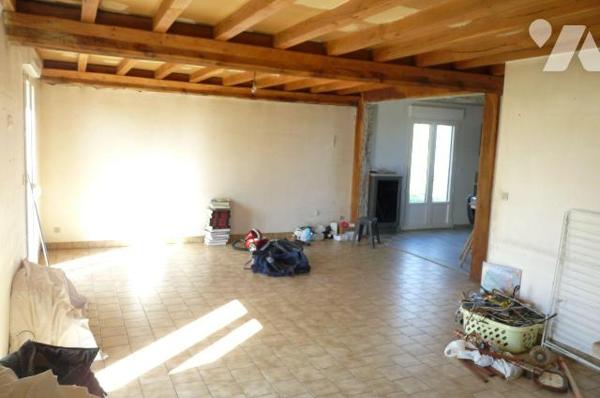 A vendre à Ambrières les vallées(53), un pavillon sur sous-sol comprenant une cuisine aménagée ...