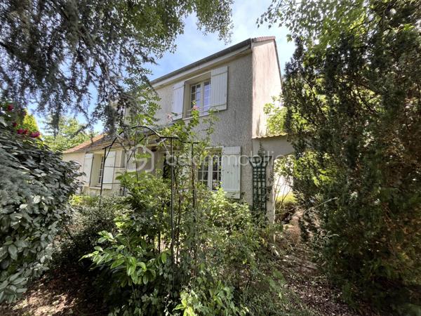Située sur la paisible commune de Herry dans une rue au calme, à deux pas du canal latéral à la Loire, d'un bar-épicerie, d'une boulangerie et à 5km des commerces et commodités de la Charité sur Loire, nous avons le plaisir de vous présenter cette charmante maison de village sans vis-à-vis nichée dans un écrin de verdure, construite sur une parcelle arborée et fleurie de 1 416m² proposant une terrasse plein Sud, un garage et un appentis. 

À l'abri des regards, l'entrée de la maison se fond dans la végétation environnante, offrant un cadre intime et paisible et mène à un bureau sur la droite puis à une grande et lumineuse de pièce de vie de 34m² proposant une cheminée ouverte pour de belles soirées d'hiver au coin du feu ainsi qu'un accès à une terrasse plein Sud au moyen de porte-fenêtres. Depuis cette pièce, vous accèderez à un cellier, à une grande cuisine aménagée de 14m² ainsi qu'à une pièce de 17m² à aménager selon vos besoins et bénéficiant d'une mezzanine de 8m² ainsi que d'un accès direct à l'extérieur. Sur la gauche, l'entrée dessert un WC séparé, un second accès à la cuisine ainsi qu'un escalier menant à l'étage. 
À l'étage, un palier dessert sur la gauche une chambre de 13m² ainsi qu'une salle de bains de 8m² avec baignoire, douche et WC; en face, un débarras de 3m² ainsi qu'une chambre de 13m² également et sur la droite, une chambre de 11m². 

Les sols de cette maison sont en carrelage (entrée, bureau, pièce de vie, cellier, cuisine, WC, salle de bains), en parquet (palier) ou en moquette (chambres, débarras).  
Elle est munie d'un mode de chauffage de type électrique ainsi que d'un ballon de production d'eau chaude sanitaire de 200 litres.  
Ce bien dispose d'huisseries en bois double vitrage, de volets bois, d'une toiture en tuiles mécaniques béton en très bon état ainsi que de combles parfaitement isolés. 

Côté énergie, ce bien bénéficie de la très bonne note de D au niveau du DPE (Diagnostic de Performance Énergétique), ce qui en fait un logement peu énergivore, et B au niveau des GES (Gaz à Effet de Serre), ce qui en fait un logement très peu polluant. 

Côté extérieur, vous pourrez profiter d'un magnifique terrain arboré et fleuri de 1 416m² proposant une terrasse de 15m² orientée plein Sud, un garage de 18m² avec bûcher et appentis de 15m², une dépendance en tôle de 10m² ainsi qu'un barbecue maçonné. 

Les plus de ce bien :
Son environnement intimiste, son charme bucolique, sa pièce de vie lumineuse, ses trois chambres et ses beaux volumes. 

Possibilité de visite vidéo sur demande.

Photos supplémentaires disponibles sur BSK IMMOBILIER > Nos conseillers > Inès RÉMOND
Pour tout renseignement complémentaire ou pour une visite, contactez moi au 07.87.29.70.92.

Idéale pour une famille ou pour une résidence secondaire, cette maison est un vrai coup de cœur, une belle opportunité à saisir, elle n'attend que vous !!!