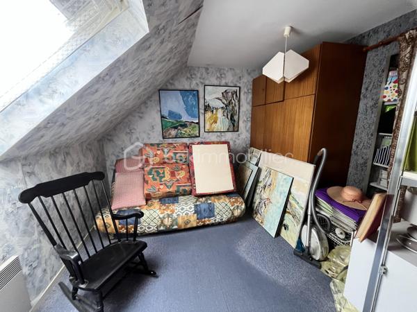 Située sur la paisible commune de Herry dans une rue au calme, à deux pas du canal latéral à la Loire, d'un bar-épicerie, d'une boulangerie et à 5km des commerces et commodités de la Charité sur Loire, nous avons le plaisir de vous présenter cette charmante maison de village sans vis-à-vis nichée dans un écrin de verdure, construite sur une parcelle arborée et fleurie de 1 416m² proposant une terrasse plein Sud, un garage et un appentis. 

À l'abri des regards, l'entrée de la maison se fond dans la végétation environnante, offrant un cadre intime et paisible et mène à un bureau sur la droite puis à une grande et lumineuse de pièce de vie de 34m² proposant une cheminée ouverte pour de belles soirées d'hiver au coin du feu ainsi qu'un accès à une terrasse plein Sud au moyen de porte-fenêtres. Depuis cette pièce, vous accèderez à un cellier, à une grande cuisine aménagée de 14m² ainsi qu'à une pièce de 17m² à aménager selon vos besoins et bénéficiant d'une mezzanine de 8m² ainsi que d'un accès direct à l'extérieur. Sur la gauche, l'entrée dessert un WC séparé, un second accès à la cuisine ainsi qu'un escalier menant à l'étage. 
À l'étage, un palier dessert sur la gauche une chambre de 13m² ainsi qu'une salle de bains de 8m² avec baignoire, douche et WC; en face, un débarras de 3m² ainsi qu'une chambre de 13m² également et sur la droite, une chambre de 11m². 

Les sols de cette maison sont en carrelage (entrée, bureau, pièce de vie, cellier, cuisine, WC, salle de bains), en parquet (palier) ou en moquette (chambres, débarras).  
Elle est munie d'un mode de chauffage de type électrique ainsi que d'un ballon de production d'eau chaude sanitaire de 200 litres.  
Ce bien dispose d'huisseries en bois double vitrage, de volets bois, d'une toiture en tuiles mécaniques béton en très bon état ainsi que de combles parfaitement isolés. 

Côté énergie, ce bien bénéficie de la très bonne note de D au niveau du DPE (Diagnostic de Performance Énergétique), ce qui en fait un logement peu énergivore, et B au niveau des GES (Gaz à Effet de Serre), ce qui en fait un logement très peu polluant. 

Côté extérieur, vous pourrez profiter d'un magnifique terrain arboré et fleuri de 1 416m² proposant une terrasse de 15m² orientée plein Sud, un garage de 18m² avec bûcher et appentis de 15m², une dépendance en tôle de 10m² ainsi qu'un barbecue maçonné. 

Les plus de ce bien :
Son environnement intimiste, son charme bucolique, sa pièce de vie lumineuse, ses trois chambres et ses beaux volumes. 

Possibilité de visite vidéo sur demande.

Photos supplémentaires disponibles sur BSK IMMOBILIER > Nos conseillers > Inès RÉMOND
Pour tout renseignement complémentaire ou pour une visite, contactez moi au 07.87.29.70.92.

Idéale pour une famille ou pour une résidence secondaire, cette maison est un vrai coup de cœur, une belle opportunité à saisir, elle n'attend que vous !!!