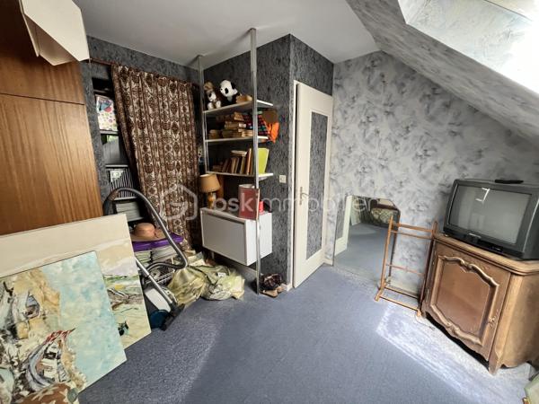 Située sur la paisible commune de Herry dans une rue au calme, à deux pas du canal latéral à la Loire, d'un bar-épicerie, d'une boulangerie et à 5km des commerces et commodités de la Charité sur Loire, nous avons le plaisir de vous présenter cette charmante maison de village sans vis-à-vis nichée dans un écrin de verdure, construite sur une parcelle arborée et fleurie de 1 416m² proposant une terrasse plein Sud, un garage et un appentis. 

À l'abri des regards, l'entrée de la maison se fond dans la végétation environnante, offrant un cadre intime et paisible et mène à un bureau sur la droite puis à une grande et lumineuse de pièce de vie de 34m² proposant une cheminée ouverte pour de belles soirées d'hiver au coin du feu ainsi qu'un accès à une terrasse plein Sud au moyen de porte-fenêtres. Depuis cette pièce, vous accèderez à un cellier, à une grande cuisine aménagée de 14m² ainsi qu'à une pièce de 17m² à aménager selon vos besoins et bénéficiant d'une mezzanine de 8m² ainsi que d'un accès direct à l'extérieur. Sur la gauche, l'entrée dessert un WC séparé, un second accès à la cuisine ainsi qu'un escalier menant à l'étage. 
À l'étage, un palier dessert sur la gauche une chambre de 13m² ainsi qu'une salle de bains de 8m² avec baignoire, douche et WC; en face, un débarras de 3m² ainsi qu'une chambre de 13m² également et sur la droite, une chambre de 11m². 

Les sols de cette maison sont en carrelage (entrée, bureau, pièce de vie, cellier, cuisine, WC, salle de bains), en parquet (palier) ou en moquette (chambres, débarras).  
Elle est munie d'un mode de chauffage de type électrique ainsi que d'un ballon de production d'eau chaude sanitaire de 200 litres.  
Ce bien dispose d'huisseries en bois double vitrage, de volets bois, d'une toiture en tuiles mécaniques béton en très bon état ainsi que de combles parfaitement isolés. 

Côté énergie, ce bien bénéficie de la très bonne note de D au niveau du DPE (Diagnostic de Performance Énergétique), ce qui en fait un logement peu énergivore, et B au niveau des GES (Gaz à Effet de Serre), ce qui en fait un logement très peu polluant. 

Côté extérieur, vous pourrez profiter d'un magnifique terrain arboré et fleuri de 1 416m² proposant une terrasse de 15m² orientée plein Sud, un garage de 18m² avec bûcher et appentis de 15m², une dépendance en tôle de 10m² ainsi qu'un barbecue maçonné. 

Les plus de ce bien :
Son environnement intimiste, son charme bucolique, sa pièce de vie lumineuse, ses trois chambres et ses beaux volumes. 

Possibilité de visite vidéo sur demande.

Photos supplémentaires disponibles sur BSK IMMOBILIER > Nos conseillers > Inès RÉMOND
Pour tout renseignement complémentaire ou pour une visite, contactez moi au 07.87.29.70.92.

Idéale pour une famille ou pour une résidence secondaire, cette maison est un vrai coup de cœur, une belle opportunité à saisir, elle n'attend que vous !!!