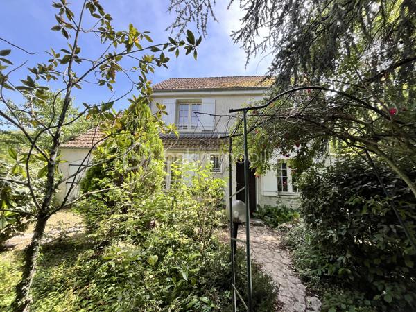 Située sur la paisible commune de Herry dans une rue au calme, à deux pas du canal latéral à la Loire, d'un bar-épicerie, d'une boulangerie et à 5km des commerces et commodités de la Charité sur Loire, nous avons le plaisir de vous présenter cette charmante maison de village sans vis-à-vis nichée dans un écrin de verdure, construite sur une parcelle arborée et fleurie de 1 416m² proposant une terrasse plein Sud, un garage et un appentis. 

À l'abri des regards, l'entrée de la maison se fond dans la végétation environnante, offrant un cadre intime et paisible et mène à un bureau sur la droite puis à une grande et lumineuse de pièce de vie de 34m² proposant une cheminée ouverte pour de belles soirées d'hiver au coin du feu ainsi qu'un accès à une terrasse plein Sud au moyen de porte-fenêtres. Depuis cette pièce, vous accèderez à un cellier, à une grande cuisine aménagée de 14m² ainsi qu'à une pièce de 17m² à aménager selon vos besoins et bénéficiant d'une mezzanine de 8m² ainsi que d'un accès direct à l'extérieur. Sur la gauche, l'entrée dessert un WC séparé, un second accès à la cuisine ainsi qu'un escalier menant à l'étage. 
À l'étage, un palier dessert sur la gauche une chambre de 13m² ainsi qu'une salle de bains de 8m² avec baignoire, douche et WC; en face, un débarras de 3m² ainsi qu'une chambre de 13m² également et sur la droite, une chambre de 11m². 

Les sols de cette maison sont en carrelage (entrée, bureau, pièce de vie, cellier, cuisine, WC, salle de bains), en parquet (palier) ou en moquette (chambres, débarras).  
Elle est munie d'un mode de chauffage de type électrique ainsi que d'un ballon de production d'eau chaude sanitaire de 200 litres.  
Ce bien dispose d'huisseries en bois double vitrage, de volets bois, d'une toiture en tuiles mécaniques béton en très bon état ainsi que de combles parfaitement isolés. 

Côté énergie, ce bien bénéficie de la très bonne note de D au niveau du DPE (Diagnostic de Performance Énergétique), ce qui en fait un logement peu énergivore, et B au niveau des GES (Gaz à Effet de Serre), ce qui en fait un logement très peu polluant. 

Côté extérieur, vous pourrez profiter d'un magnifique terrain arboré et fleuri de 1 416m² proposant une terrasse de 15m² orientée plein Sud, un garage de 18m² avec bûcher et appentis de 15m², une dépendance en tôle de 10m² ainsi qu'un barbecue maçonné. 

Les plus de ce bien :
Son environnement intimiste, son charme bucolique, sa pièce de vie lumineuse, ses trois chambres et ses beaux volumes. 

Possibilité de visite vidéo sur demande.

Photos supplémentaires disponibles sur BSK IMMOBILIER > Nos conseillers > Inès RÉMOND
Pour tout renseignement complémentaire ou pour une visite, contactez moi au 07.87.29.70.92.

Idéale pour une famille ou pour une résidence secondaire, cette maison est un vrai coup de cœur, une belle opportunité à saisir, elle n'attend que vous !!!