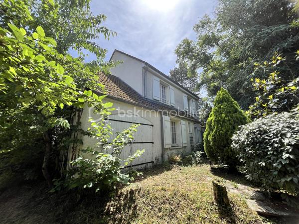 Située sur la paisible commune de Herry dans une rue au calme, à deux pas du canal latéral à la Loire, d'un bar-épicerie, d'une boulangerie et à 5km des commerces et commodités de la Charité sur Loire, nous avons le plaisir de vous présenter cette charmante maison de village sans vis-à-vis nichée dans un écrin de verdure, construite sur une parcelle arborée et fleurie de 1 416m² proposant une terrasse plein Sud, un garage et un appentis. 

À l'abri des regards, l'entrée de la maison se fond dans la végétation environnante, offrant un cadre intime et paisible et mène à un bureau sur la droite puis à une grande et lumineuse de pièce de vie de 34m² proposant une cheminée ouverte pour de belles soirées d'hiver au coin du feu ainsi qu'un accès à une terrasse plein Sud au moyen de porte-fenêtres. Depuis cette pièce, vous accèderez à un cellier, à une grande cuisine aménagée de 14m² ainsi qu'à une pièce de 17m² à aménager selon vos besoins et bénéficiant d'une mezzanine de 8m² ainsi que d'un accès direct à l'extérieur. Sur la gauche, l'entrée dessert un WC séparé, un second accès à la cuisine ainsi qu'un escalier menant à l'étage. 
À l'étage, un palier dessert sur la gauche une chambre de 13m² ainsi qu'une salle de bains de 8m² avec baignoire, douche et WC; en face, un débarras de 3m² ainsi qu'une chambre de 13m² également et sur la droite, une chambre de 11m². 

Les sols de cette maison sont en carrelage (entrée, bureau, pièce de vie, cellier, cuisine, WC, salle de bains), en parquet (palier) ou en moquette (chambres, débarras).  
Elle est munie d'un mode de chauffage de type électrique ainsi que d'un ballon de production d'eau chaude sanitaire de 200 litres.  
Ce bien dispose d'huisseries en bois double vitrage, de volets bois, d'une toiture en tuiles mécaniques béton en très bon état ainsi que de combles parfaitement isolés. 

Côté énergie, ce bien bénéficie de la très bonne note de D au niveau du DPE (Diagnostic de Performance Énergétique), ce qui en fait un logement peu énergivore, et B au niveau des GES (Gaz à Effet de Serre), ce qui en fait un logement très peu polluant. 

Côté extérieur, vous pourrez profiter d'un magnifique terrain arboré et fleuri de 1 416m² proposant une terrasse de 15m² orientée plein Sud, un garage de 18m² avec bûcher et appentis de 15m², une dépendance en tôle de 10m² ainsi qu'un barbecue maçonné. 

Les plus de ce bien :
Son environnement intimiste, son charme bucolique, sa pièce de vie lumineuse, ses trois chambres et ses beaux volumes. 

Possibilité de visite vidéo sur demande.

Photos supplémentaires disponibles sur BSK IMMOBILIER > Nos conseillers > Inès RÉMOND
Pour tout renseignement complémentaire ou pour une visite, contactez moi au 07.87.29.70.92.

Idéale pour une famille ou pour une résidence secondaire, cette maison est un vrai coup de cœur, une belle opportunité à saisir, elle n'attend que vous !!!