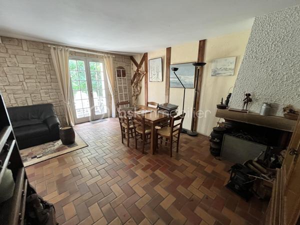 Située sur la paisible commune de Herry dans une rue au calme, à deux pas du canal latéral à la Loire, d'un bar-épicerie, d'une boulangerie et à 5km des commerces et commodités de la Charité sur Loire, nous avons le plaisir de vous présenter cette charmante maison de village sans vis-à-vis nichée dans un écrin de verdure, construite sur une parcelle arborée et fleurie de 1 416m² proposant une terrasse plein Sud, un garage et un appentis. 

À l'abri des regards, l'entrée de la maison se fond dans la végétation environnante, offrant un cadre intime et paisible et mène à un bureau sur la droite puis à une grande et lumineuse de pièce de vie de 34m² proposant une cheminée ouverte pour de belles soirées d'hiver au coin du feu ainsi qu'un accès à une terrasse plein Sud au moyen de porte-fenêtres. Depuis cette pièce, vous accèderez à un cellier, à une grande cuisine aménagée de 14m² ainsi qu'à une pièce de 17m² à aménager selon vos besoins et bénéficiant d'une mezzanine de 8m² ainsi que d'un accès direct à l'extérieur. Sur la gauche, l'entrée dessert un WC séparé, un second accès à la cuisine ainsi qu'un escalier menant à l'étage. 
À l'étage, un palier dessert sur la gauche une chambre de 13m² ainsi qu'une salle de bains de 8m² avec baignoire, douche et WC; en face, un débarras de 3m² ainsi qu'une chambre de 13m² également et sur la droite, une chambre de 11m². 

Les sols de cette maison sont en carrelage (entrée, bureau, pièce de vie, cellier, cuisine, WC, salle de bains), en parquet (palier) ou en moquette (chambres, débarras).  
Elle est munie d'un mode de chauffage de type électrique ainsi que d'un ballon de production d'eau chaude sanitaire de 200 litres.  
Ce bien dispose d'huisseries en bois double vitrage, de volets bois, d'une toiture en tuiles mécaniques béton en très bon état ainsi que de combles parfaitement isolés. 

Côté énergie, ce bien bénéficie de la très bonne note de D au niveau du DPE (Diagnostic de Performance Énergétique), ce qui en fait un logement peu énergivore, et B au niveau des GES (Gaz à Effet de Serre), ce qui en fait un logement très peu polluant. 

Côté extérieur, vous pourrez profiter d'un magnifique terrain arboré et fleuri de 1 416m² proposant une terrasse de 15m² orientée plein Sud, un garage de 18m² avec bûcher et appentis de 15m², une dépendance en tôle de 10m² ainsi qu'un barbecue maçonné. 

Les plus de ce bien :
Son environnement intimiste, son charme bucolique, sa pièce de vie lumineuse, ses trois chambres et ses beaux volumes. 

Possibilité de visite vidéo sur demande.

Photos supplémentaires disponibles sur BSK IMMOBILIER > Nos conseillers > Inès RÉMOND
Pour tout renseignement complémentaire ou pour une visite, contactez moi au 07.87.29.70.92.

Idéale pour une famille ou pour une résidence secondaire, cette maison est un vrai coup de cœur, une belle opportunité à saisir, elle n'attend que vous !!!
