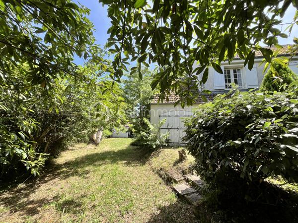 Située sur la paisible commune de Herry dans une rue au calme, à deux pas du canal latéral à la Loire, d'un bar-épicerie, d'une boulangerie et à 5km des commerces et commodités de la Charité sur Loire, nous avons le plaisir de vous présenter cette charmante maison de village sans vis-à-vis nichée dans un écrin de verdure, construite sur une parcelle arborée et fleurie de 1 416m² proposant une terrasse plein Sud, un garage et un appentis. 

À l'abri des regards, l'entrée de la maison se fond dans la végétation environnante, offrant un cadre intime et paisible et mène à un bureau sur la droite puis à une grande et lumineuse de pièce de vie de 34m² proposant une cheminée ouverte pour de belles soirées d'hiver au coin du feu ainsi qu'un accès à une terrasse plein Sud au moyen de porte-fenêtres. Depuis cette pièce, vous accèderez à un cellier, à une grande cuisine aménagée de 14m² ainsi qu'à une pièce de 17m² à aménager selon vos besoins et bénéficiant d'une mezzanine de 8m² ainsi que d'un accès direct à l'extérieur. Sur la gauche, l'entrée dessert un WC séparé, un second accès à la cuisine ainsi qu'un escalier menant à l'étage. 
À l'étage, un palier dessert sur la gauche une chambre de 13m² ainsi qu'une salle de bains de 8m² avec baignoire, douche et WC; en face, un débarras de 3m² ainsi qu'une chambre de 13m² également et sur la droite, une chambre de 11m². 

Les sols de cette maison sont en carrelage (entrée, bureau, pièce de vie, cellier, cuisine, WC, salle de bains), en parquet (palier) ou en moquette (chambres, débarras).  
Elle est munie d'un mode de chauffage de type électrique ainsi que d'un ballon de production d'eau chaude sanitaire de 200 litres.  
Ce bien dispose d'huisseries en bois double vitrage, de volets bois, d'une toiture en tuiles mécaniques béton en très bon état ainsi que de combles parfaitement isolés. 

Côté énergie, ce bien bénéficie de la très bonne note de D au niveau du DPE (Diagnostic de Performance Énergétique), ce qui en fait un logement peu énergivore, et B au niveau des GES (Gaz à Effet de Serre), ce qui en fait un logement très peu polluant. 

Côté extérieur, vous pourrez profiter d'un magnifique terrain arboré et fleuri de 1 416m² proposant une terrasse de 15m² orientée plein Sud, un garage de 18m² avec bûcher et appentis de 15m², une dépendance en tôle de 10m² ainsi qu'un barbecue maçonné. 

Les plus de ce bien :
Son environnement intimiste, son charme bucolique, sa pièce de vie lumineuse, ses trois chambres et ses beaux volumes. 

Possibilité de visite vidéo sur demande.

Photos supplémentaires disponibles sur BSK IMMOBILIER > Nos conseillers > Inès RÉMOND
Pour tout renseignement complémentaire ou pour une visite, contactez moi au 07.87.29.70.92.

Idéale pour une famille ou pour une résidence secondaire, cette maison est un vrai coup de cœur, une belle opportunité à saisir, elle n'attend que vous !!!
