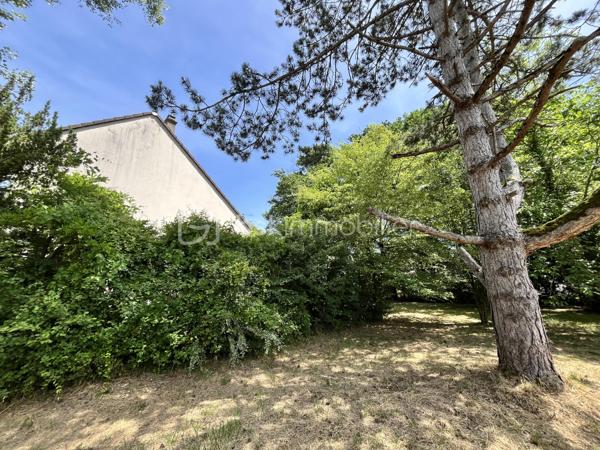 Située sur la paisible commune de Herry dans une rue au calme, à deux pas du canal latéral à la Loire, d'un bar-épicerie, d'une boulangerie et à 5km des commerces et commodités de la Charité sur Loire, nous avons le plaisir de vous présenter cette charmante maison de village sans vis-à-vis nichée dans un écrin de verdure, construite sur une parcelle arborée et fleurie de 1 416m² proposant une terrasse plein Sud, un garage et un appentis. 

À l'abri des regards, l'entrée de la maison se fond dans la végétation environnante, offrant un cadre intime et paisible et mène à un bureau sur la droite puis à une grande et lumineuse de pièce de vie de 34m² proposant une cheminée ouverte pour de belles soirées d'hiver au coin du feu ainsi qu'un accès à une terrasse plein Sud au moyen de porte-fenêtres. Depuis cette pièce, vous accèderez à un cellier, à une grande cuisine aménagée de 14m² ainsi qu'à une pièce de 17m² à aménager selon vos besoins et bénéficiant d'une mezzanine de 8m² ainsi que d'un accès direct à l'extérieur. Sur la gauche, l'entrée dessert un WC séparé, un second accès à la cuisine ainsi qu'un escalier menant à l'étage. 
À l'étage, un palier dessert sur la gauche une chambre de 13m² ainsi qu'une salle de bains de 8m² avec baignoire, douche et WC; en face, un débarras de 3m² ainsi qu'une chambre de 13m² également et sur la droite, une chambre de 11m². 

Les sols de cette maison sont en carrelage (entrée, bureau, pièce de vie, cellier, cuisine, WC, salle de bains), en parquet (palier) ou en moquette (chambres, débarras).  
Elle est munie d'un mode de chauffage de type électrique ainsi que d'un ballon de production d'eau chaude sanitaire de 200 litres.  
Ce bien dispose d'huisseries en bois double vitrage, de volets bois, d'une toiture en tuiles mécaniques béton en très bon état ainsi que de combles parfaitement isolés. 

Côté énergie, ce bien bénéficie de la très bonne note de D au niveau du DPE (Diagnostic de Performance Énergétique), ce qui en fait un logement peu énergivore, et B au niveau des GES (Gaz à Effet de Serre), ce qui en fait un logement très peu polluant. 

Côté extérieur, vous pourrez profiter d'un magnifique terrain arboré et fleuri de 1 416m² proposant une terrasse de 15m² orientée plein Sud, un garage de 18m² avec bûcher et appentis de 15m², une dépendance en tôle de 10m² ainsi qu'un barbecue maçonné. 

Les plus de ce bien :
Son environnement intimiste, son charme bucolique, sa pièce de vie lumineuse, ses trois chambres et ses beaux volumes. 

Possibilité de visite vidéo sur demande.

Photos supplémentaires disponibles sur BSK IMMOBILIER > Nos conseillers > Inès RÉMOND
Pour tout renseignement complémentaire ou pour une visite, contactez moi au 07.87.29.70.92.

Idéale pour une famille ou pour une résidence secondaire, cette maison est un vrai coup de cœur, une belle opportunité à saisir, elle n'attend que vous !!!