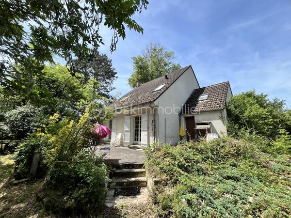 Située sur la paisible commune de Herry dans une rue au calme, à deux pas du canal latéral à la Loire, d'un bar-épicerie, d'une boulangerie et à 5km des commerces et commodités de la Charité sur Loire, nous avons le plaisir de vous présenter cette charmante maison de village sans vis-à-vis nichée dans un écrin de verdure, construite sur une parcelle arborée et fleurie de 1 416m² proposant une terrasse plein Sud, un garage et un appentis. 

À l'abri des regards, l'entrée de la maison se fond dans la végétation environnante, offrant un cadre intime et paisible et mène à un bureau sur la droite puis à une grande et lumineuse de pièce de vie de 34m² proposant une cheminée ouverte pour de belles soirées d'hiver au coin du feu ainsi qu'un accès à une terrasse plein Sud au moyen de porte-fenêtres. Depuis cette pièce, vous accèderez à un cellier, à une grande cuisine aménagée de 14m² ainsi qu'à une pièce de 17m² à aménager selon vos besoins et bénéficiant d'une mezzanine de 8m² ainsi que d'un accès direct à l'extérieur. Sur la gauche, l'entrée dessert un WC séparé, un second accès à la cuisine ainsi qu'un escalier menant à l'étage. 
À l'étage, un palier dessert sur la gauche une chambre de 13m² ainsi qu'une salle de bains de 8m² avec baignoire, douche et WC; en face, un débarras de 3m² ainsi qu'une chambre de 13m² également et sur la droite, une chambre de 11m². 

Les sols de cette maison sont en carrelage (entrée, bureau, pièce de vie, cellier, cuisine, WC, salle de bains), en parquet (palier) ou en moquette (chambres, débarras).  
Elle est munie d'un mode de chauffage de type électrique ainsi que d'un ballon de production d'eau chaude sanitaire de 200 litres.  
Ce bien dispose d'huisseries en bois double vitrage, de volets bois, d'une toiture en tuiles mécaniques béton en très bon état ainsi que de combles parfaitement isolés. 

Côté énergie, ce bien bénéficie de la très bonne note de D au niveau du DPE (Diagnostic de Performance Énergétique), ce qui en fait un logement peu énergivore, et B au niveau des GES (Gaz à Effet de Serre), ce qui en fait un logement très peu polluant. 

Côté extérieur, vous pourrez profiter d'un magnifique terrain arboré et fleuri de 1 416m² proposant une terrasse de 15m² orientée plein Sud, un garage de 18m² avec bûcher et appentis de 15m², une dépendance en tôle de 10m² ainsi qu'un barbecue maçonné. 

Les plus de ce bien :
Son environnement intimiste, son charme bucolique, sa pièce de vie lumineuse, ses trois chambres et ses beaux volumes. 

Possibilité de visite vidéo sur demande.

Photos supplémentaires disponibles sur BSK IMMOBILIER > Nos conseillers > Inès RÉMOND
Pour tout renseignement complémentaire ou pour une visite, contactez moi au 07.87.29.70.92.

Idéale pour une famille ou pour une résidence secondaire, cette maison est un vrai coup de cœur, une belle opportunité à saisir, elle n'attend que vous !!!