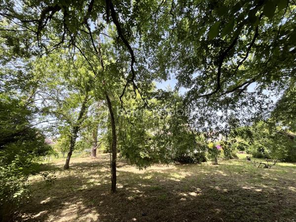 Située sur la paisible commune de Herry dans une rue au calme, à deux pas du canal latéral à la Loire, d'un bar-épicerie, d'une boulangerie et à 5km des commerces et commodités de la Charité sur Loire, nous avons le plaisir de vous présenter cette charmante maison de village sans vis-à-vis nichée dans un écrin de verdure, construite sur une parcelle arborée et fleurie de 1 416m² proposant une terrasse plein Sud, un garage et un appentis. 

À l'abri des regards, l'entrée de la maison se fond dans la végétation environnante, offrant un cadre intime et paisible et mène à un bureau sur la droite puis à une grande et lumineuse de pièce de vie de 34m² proposant une cheminée ouverte pour de belles soirées d'hiver au coin du feu ainsi qu'un accès à une terrasse plein Sud au moyen de porte-fenêtres. Depuis cette pièce, vous accèderez à un cellier, à une grande cuisine aménagée de 14m² ainsi qu'à une pièce de 17m² à aménager selon vos besoins et bénéficiant d'une mezzanine de 8m² ainsi que d'un accès direct à l'extérieur. Sur la gauche, l'entrée dessert un WC séparé, un second accès à la cuisine ainsi qu'un escalier menant à l'étage. 
À l'étage, un palier dessert sur la gauche une chambre de 13m² ainsi qu'une salle de bains de 8m² avec baignoire, douche et WC; en face, un débarras de 3m² ainsi qu'une chambre de 13m² également et sur la droite, une chambre de 11m². 

Les sols de cette maison sont en carrelage (entrée, bureau, pièce de vie, cellier, cuisine, WC, salle de bains), en parquet (palier) ou en moquette (chambres, débarras).  
Elle est munie d'un mode de chauffage de type électrique ainsi que d'un ballon de production d'eau chaude sanitaire de 200 litres.  
Ce bien dispose d'huisseries en bois double vitrage, de volets bois, d'une toiture en tuiles mécaniques béton en très bon état ainsi que de combles parfaitement isolés. 

Côté énergie, ce bien bénéficie de la très bonne note de D au niveau du DPE (Diagnostic de Performance Énergétique), ce qui en fait un logement peu énergivore, et B au niveau des GES (Gaz à Effet de Serre), ce qui en fait un logement très peu polluant. 

Côté extérieur, vous pourrez profiter d'un magnifique terrain arboré et fleuri de 1 416m² proposant une terrasse de 15m² orientée plein Sud, un garage de 18m² avec bûcher et appentis de 15m², une dépendance en tôle de 10m² ainsi qu'un barbecue maçonné. 

Les plus de ce bien :
Son environnement intimiste, son charme bucolique, sa pièce de vie lumineuse, ses trois chambres et ses beaux volumes. 

Possibilité de visite vidéo sur demande.

Photos supplémentaires disponibles sur BSK IMMOBILIER > Nos conseillers > Inès RÉMOND
Pour tout renseignement complémentaire ou pour une visite, contactez moi au 07.87.29.70.92.

Idéale pour une famille ou pour une résidence secondaire, cette maison est un vrai coup de cœur, une belle opportunité à saisir, elle n'attend que vous !!!