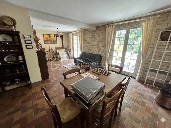 Située sur la paisible commune de Herry dans une rue au calme, à deux pas du canal latéral à la Loire, d'un bar-épicerie, d'une boulangerie et à 5km des commerces et commodités de la Charité sur Loire, nous avons le plaisir de vous présenter cette charmante maison de village sans vis-à-vis nichée dans un écrin de verdure, construite sur une parcelle arborée et fleurie de 1 416m² proposant une terrasse plein Sud, un garage et un appentis. 

À l'abri des regards, l'entrée de la maison se fond dans la végétation environnante, offrant un cadre intime et paisible et mène à un bureau sur la droite puis à une grande et lumineuse de pièce de vie de 34m² proposant une cheminée ouverte pour de belles soirées d'hiver au coin du feu ainsi qu'un accès à une terrasse plein Sud au moyen de porte-fenêtres. Depuis cette pièce, vous accèderez à un cellier, à une grande cuisine aménagée de 14m² ainsi qu'à une pièce de 17m² à aménager selon vos besoins et bénéficiant d'une mezzanine de 8m² ainsi que d'un accès direct à l'extérieur. Sur la gauche, l'entrée dessert un WC séparé, un second accès à la cuisine ainsi qu'un escalier menant à l'étage. 
À l'étage, un palier dessert sur la gauche une chambre de 13m² ainsi qu'une salle de bains de 8m² avec baignoire, douche et WC; en face, un débarras de 3m² ainsi qu'une chambre de 13m² également et sur la droite, une chambre de 11m². 

Les sols de cette maison sont en carrelage (entrée, bureau, pièce de vie, cellier, cuisine, WC, salle de bains), en parquet (palier) ou en moquette (chambres, débarras).  
Elle est munie d'un mode de chauffage de type électrique ainsi que d'un ballon de production d'eau chaude sanitaire de 200 litres.  
Ce bien dispose d'huisseries en bois double vitrage, de volets bois, d'une toiture en tuiles mécaniques béton en très bon état ainsi que de combles parfaitement isolés. 

Côté énergie, ce bien bénéficie de la très bonne note de D au niveau du DPE (Diagnostic de Performance Énergétique), ce qui en fait un logement peu énergivore, et B au niveau des GES (Gaz à Effet de Serre), ce qui en fait un logement très peu polluant. 

Côté extérieur, vous pourrez profiter d'un magnifique terrain arboré et fleuri de 1 416m² proposant une terrasse de 15m² orientée plein Sud, un garage de 18m² avec bûcher et appentis de 15m², une dépendance en tôle de 10m² ainsi qu'un barbecue maçonné. 

Les plus de ce bien :
Son environnement intimiste, son charme bucolique, sa pièce de vie lumineuse, ses trois chambres et ses beaux volumes. 

Possibilité de visite vidéo sur demande.

Photos supplémentaires disponibles sur BSK IMMOBILIER > Nos conseillers > Inès RÉMOND
Pour tout renseignement complémentaire ou pour une visite, contactez moi au 07.87.29.70.92.

Idéale pour une famille ou pour une résidence secondaire, cette maison est un vrai coup de cœur, une belle opportunité à saisir, elle n'attend que vous !!!