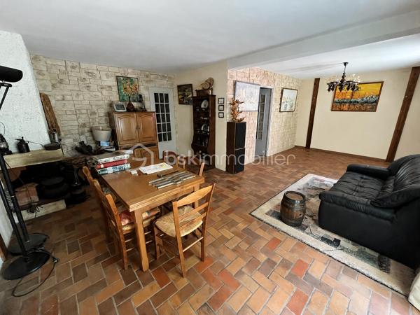 Située sur la paisible commune de Herry dans une rue au calme, à deux pas du canal latéral à la Loire, d'un bar-épicerie, d'une boulangerie et à 5km des commerces et commodités de la Charité sur Loire, nous avons le plaisir de vous présenter cette charmante maison de village sans vis-à-vis nichée dans un écrin de verdure, construite sur une parcelle arborée et fleurie de 1 416m² proposant une terrasse plein Sud, un garage et un appentis. 

À l'abri des regards, l'entrée de la maison se fond dans la végétation environnante, offrant un cadre intime et paisible et mène à un bureau sur la droite puis à une grande et lumineuse de pièce de vie de 34m² proposant une cheminée ouverte pour de belles soirées d'hiver au coin du feu ainsi qu'un accès à une terrasse plein Sud au moyen de porte-fenêtres. Depuis cette pièce, vous accèderez à un cellier, à une grande cuisine aménagée de 14m² ainsi qu'à une pièce de 17m² à aménager selon vos besoins et bénéficiant d'une mezzanine de 8m² ainsi que d'un accès direct à l'extérieur. Sur la gauche, l'entrée dessert un WC séparé, un second accès à la cuisine ainsi qu'un escalier menant à l'étage. 
À l'étage, un palier dessert sur la gauche une chambre de 13m² ainsi qu'une salle de bains de 8m² avec baignoire, douche et WC; en face, un débarras de 3m² ainsi qu'une chambre de 13m² également et sur la droite, une chambre de 11m². 

Les sols de cette maison sont en carrelage (entrée, bureau, pièce de vie, cellier, cuisine, WC, salle de bains), en parquet (palier) ou en moquette (chambres, débarras).  
Elle est munie d'un mode de chauffage de type électrique ainsi que d'un ballon de production d'eau chaude sanitaire de 200 litres.  
Ce bien dispose d'huisseries en bois double vitrage, de volets bois, d'une toiture en tuiles mécaniques béton en très bon état ainsi que de combles parfaitement isolés. 

Côté énergie, ce bien bénéficie de la très bonne note de D au niveau du DPE (Diagnostic de Performance Énergétique), ce qui en fait un logement peu énergivore, et B au niveau des GES (Gaz à Effet de Serre), ce qui en fait un logement très peu polluant. 

Côté extérieur, vous pourrez profiter d'un magnifique terrain arboré et fleuri de 1 416m² proposant une terrasse de 15m² orientée plein Sud, un garage de 18m² avec bûcher et appentis de 15m², une dépendance en tôle de 10m² ainsi qu'un barbecue maçonné. 

Les plus de ce bien :
Son environnement intimiste, son charme bucolique, sa pièce de vie lumineuse, ses trois chambres et ses beaux volumes. 

Possibilité de visite vidéo sur demande.

Photos supplémentaires disponibles sur BSK IMMOBILIER > Nos conseillers > Inès RÉMOND
Pour tout renseignement complémentaire ou pour une visite, contactez moi au 07.87.29.70.92.

Idéale pour une famille ou pour une résidence secondaire, cette maison est un vrai coup de cœur, une belle opportunité à saisir, elle n'attend que vous !!!